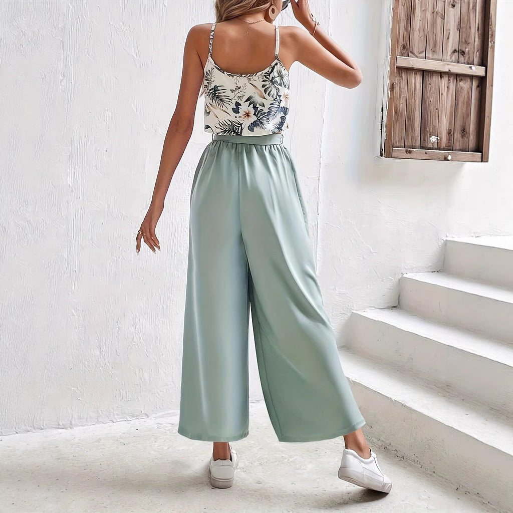 Conjunto casual feminino com top estampado e calças com laço frontal