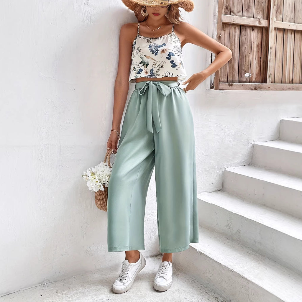 Conjunto casual feminino com top estampado e calças com laço frontal