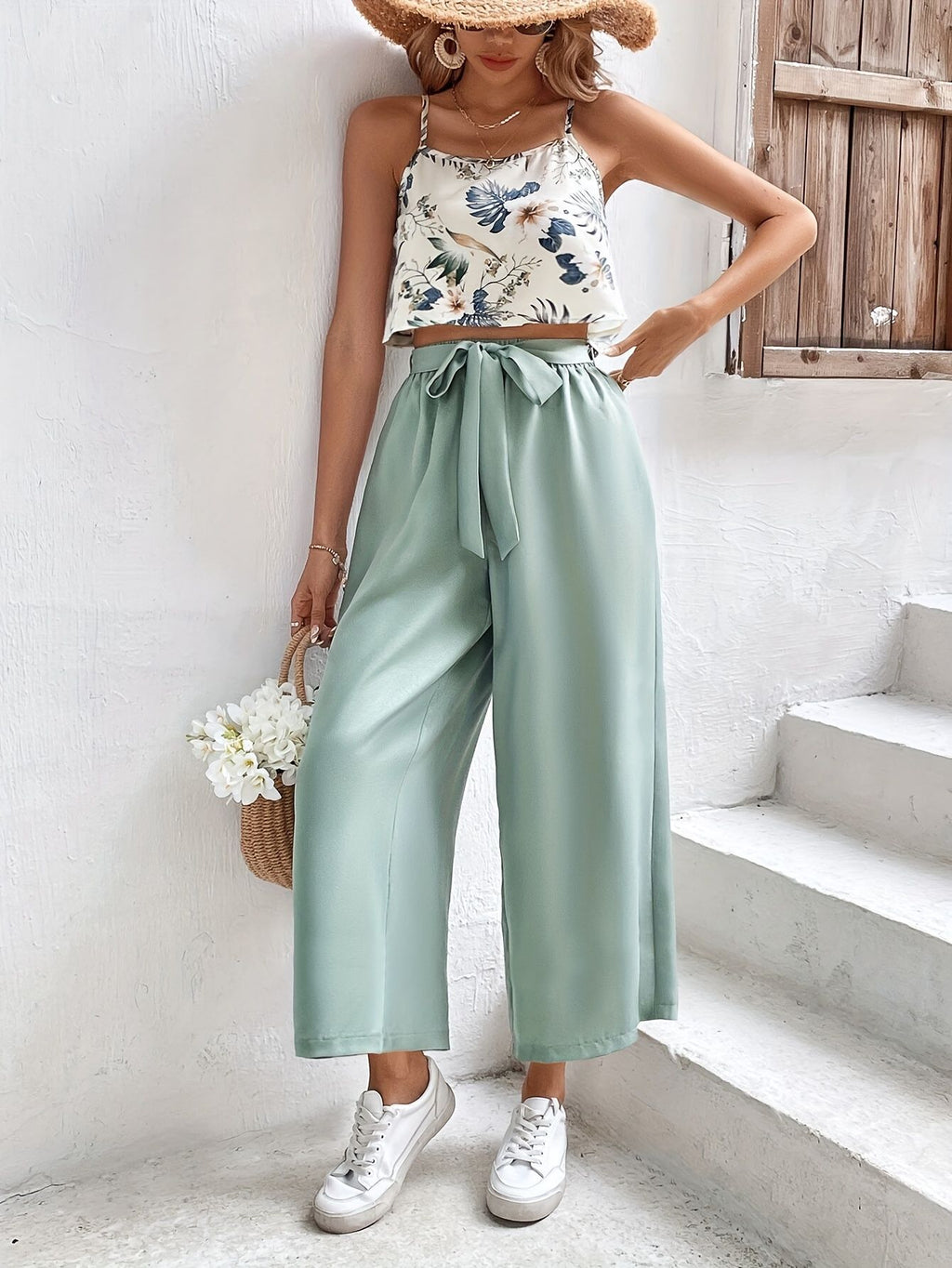 Conjunto casual feminino com top estampado e calças com laço frontal